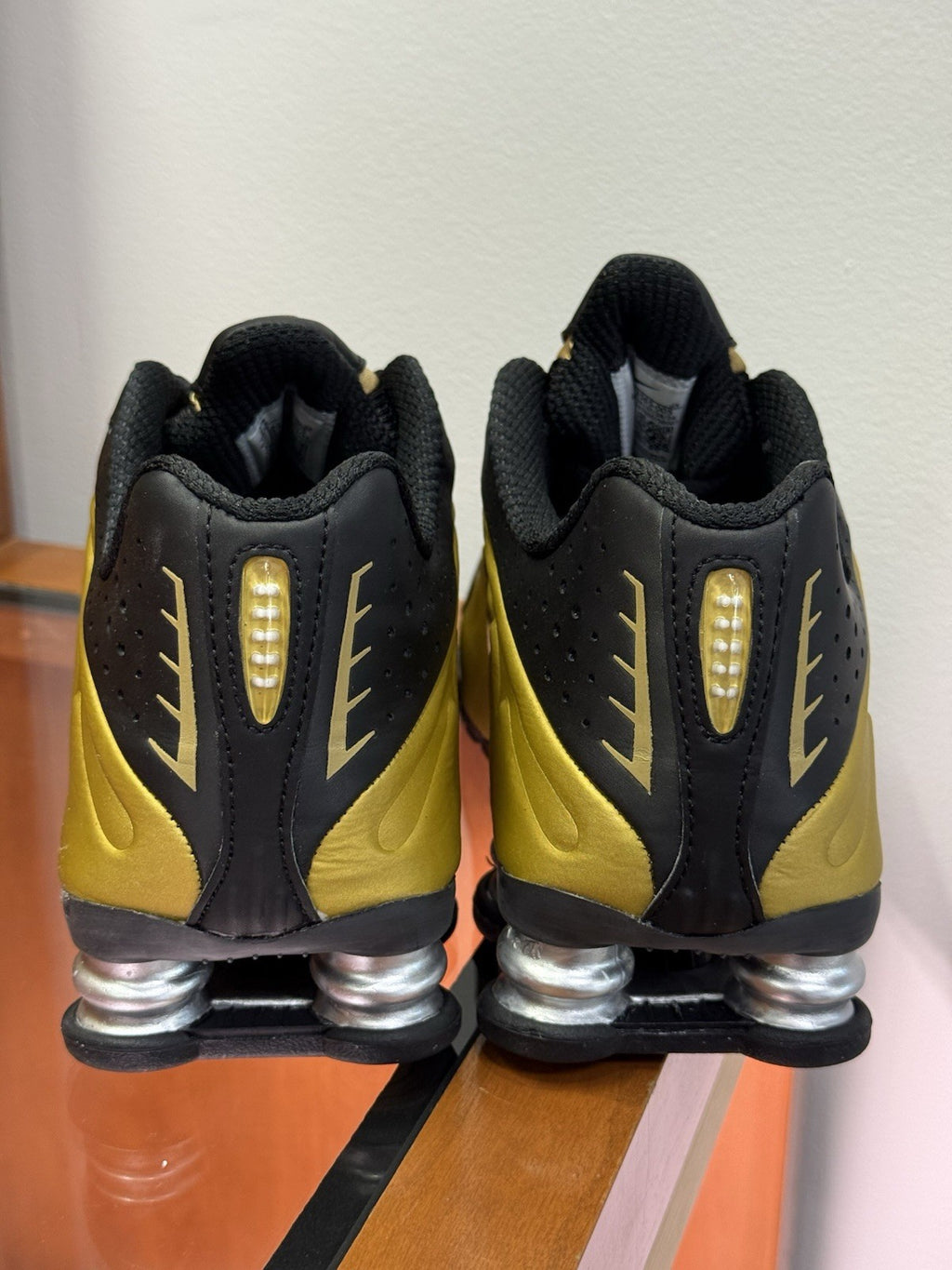 Nike Shox R4 Black Metallic Gold Womens Size 7.5 🏆New 🏆