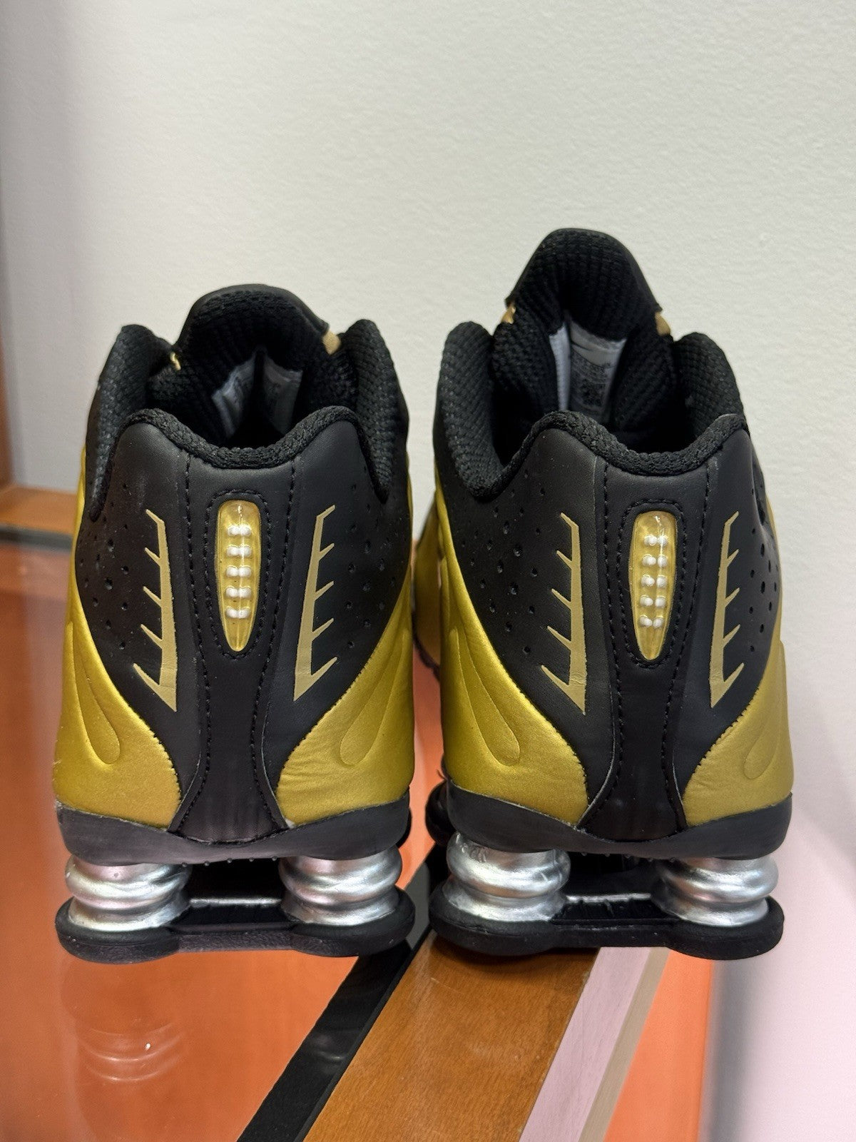 Nike Shox R4 Black Metallic Gold Womens Size 7.5 🏆New 🏆