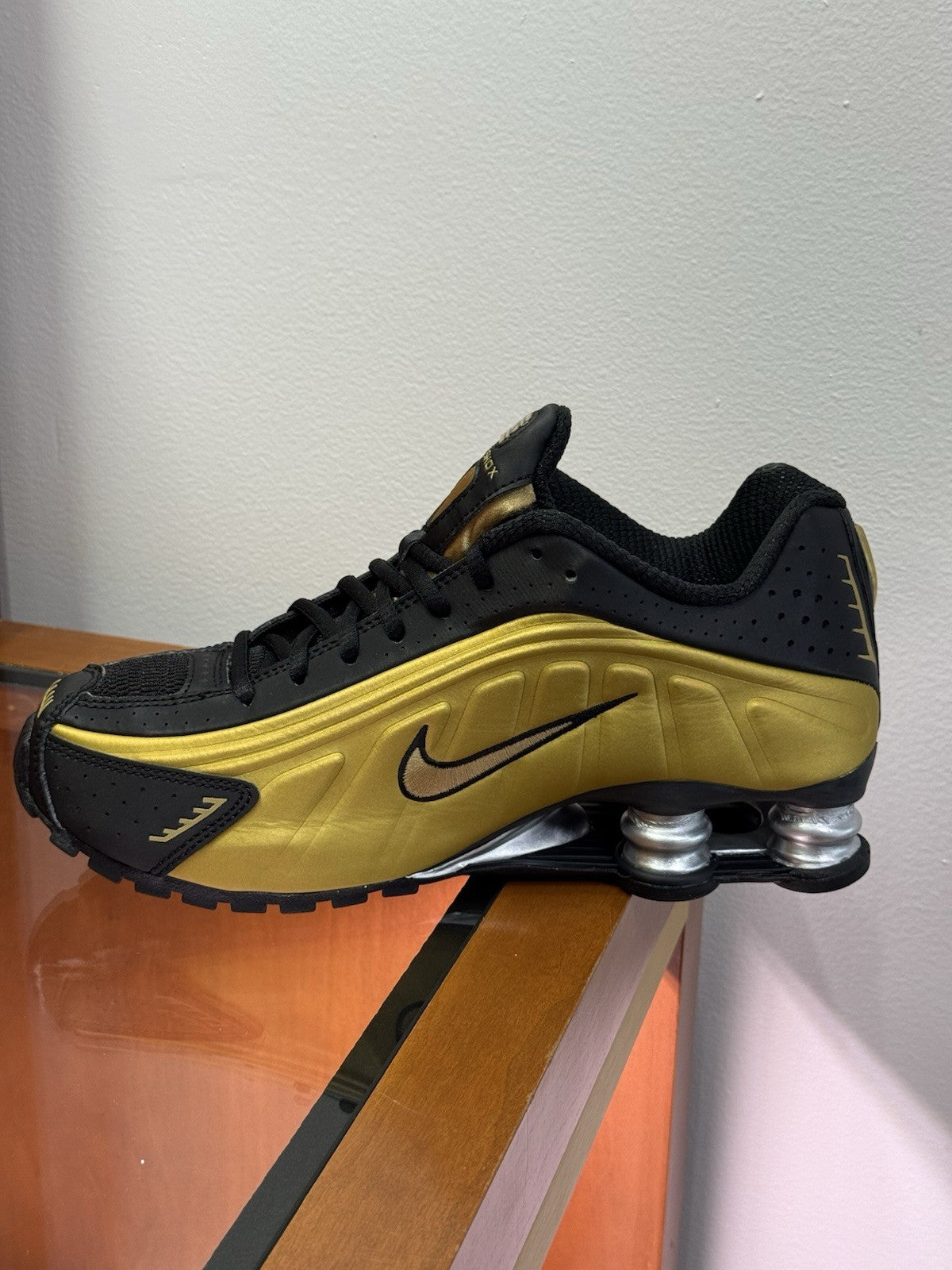 Nike Shox R4 Black Metallic Gold Womens Size 7.5 🏆New 🏆