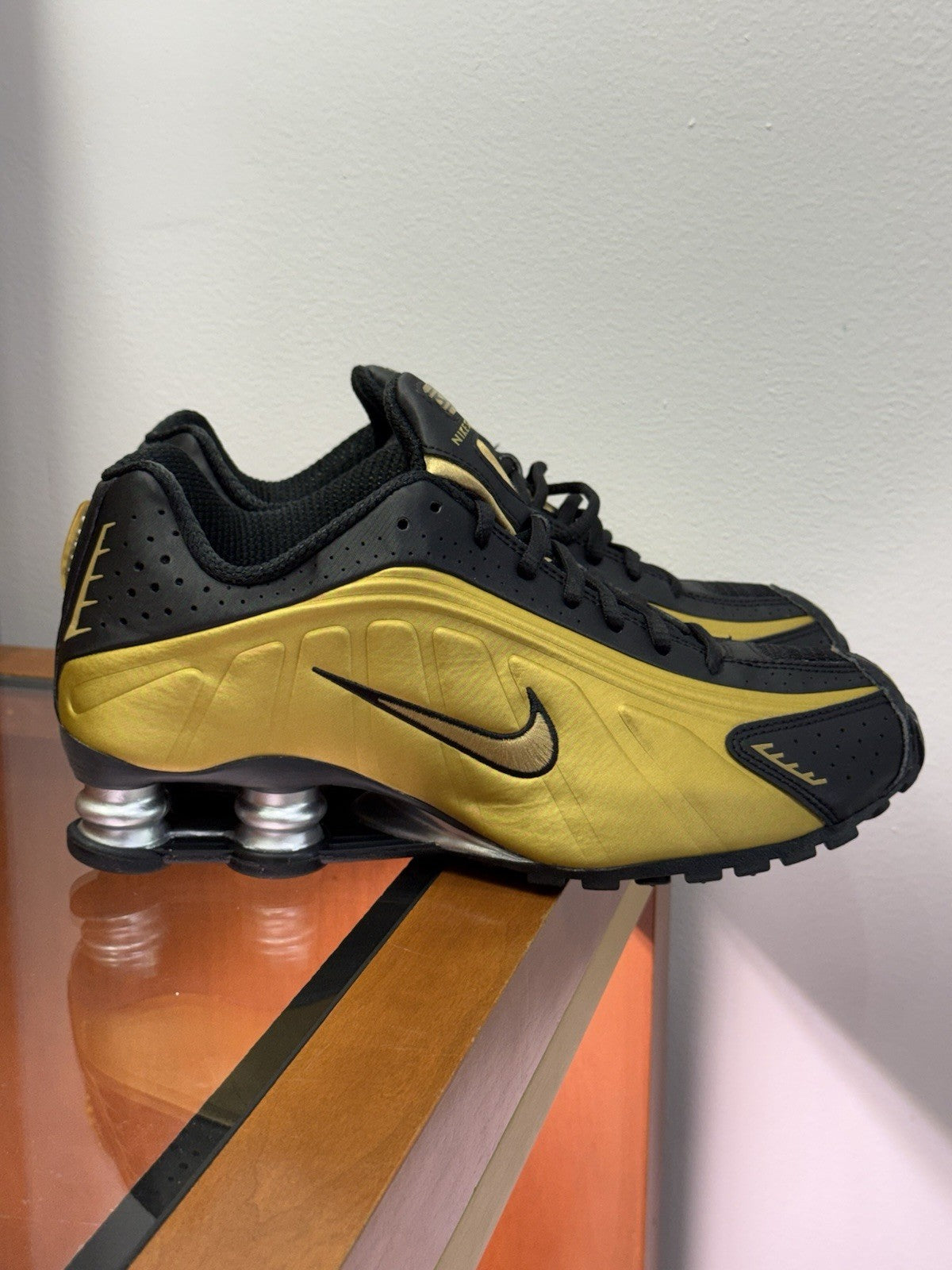 Nike Shox R4 Black Metallic Gold Womens Size 7.5 🏆New 🏆